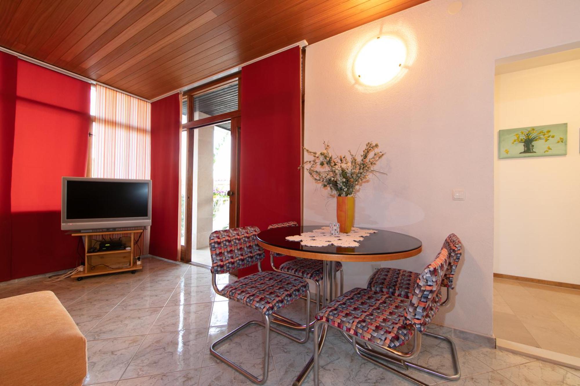 Sunset Apartment *